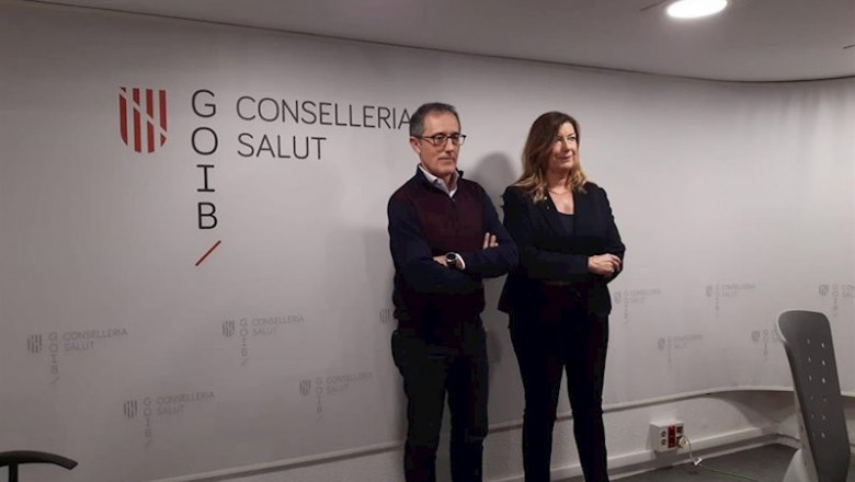 ep la consellera de salud y consumo patricia gomez y el medico miembro del comite de alerta por