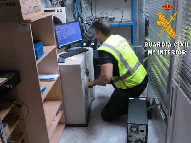 ep la guardia civil detieneautorroboun establecimientohuercal