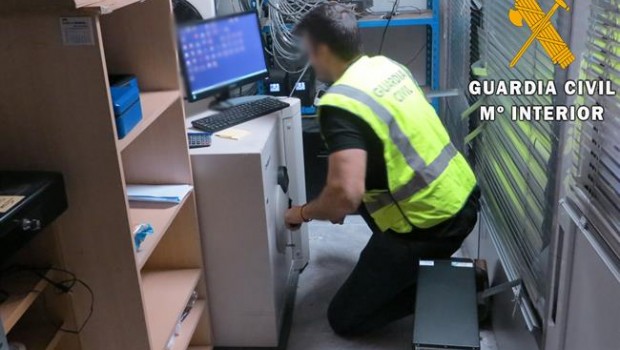 ep la guardia civil detieneautorroboun establecimientohuercal