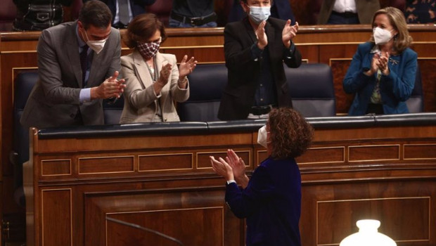 ep la ministra de hacienda maria jesus montero abajo el presidente del gobierno pedro sanchez 1i la ep la ministra de hacienda maria jesus montero abajo el presidente del gobierno pedro sanchez 1i la