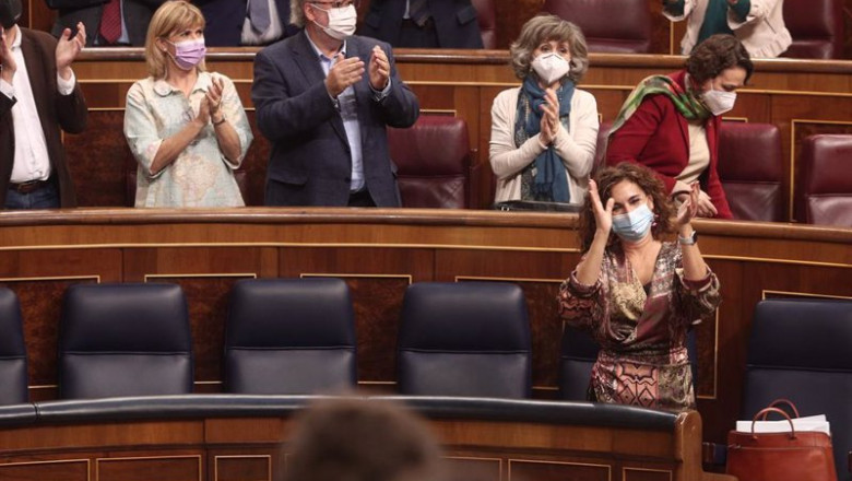 ep la ministra portavoz y de hacienda maria jesus montero aplaude en el congreso de los diputados ep la ministra portavoz y de hacienda maria jesus montero aplaude en el congreso de los diputados