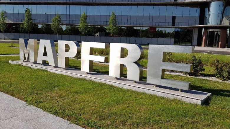 ep logo de mapfre ante su sede ep logo de mapfre ante su sede