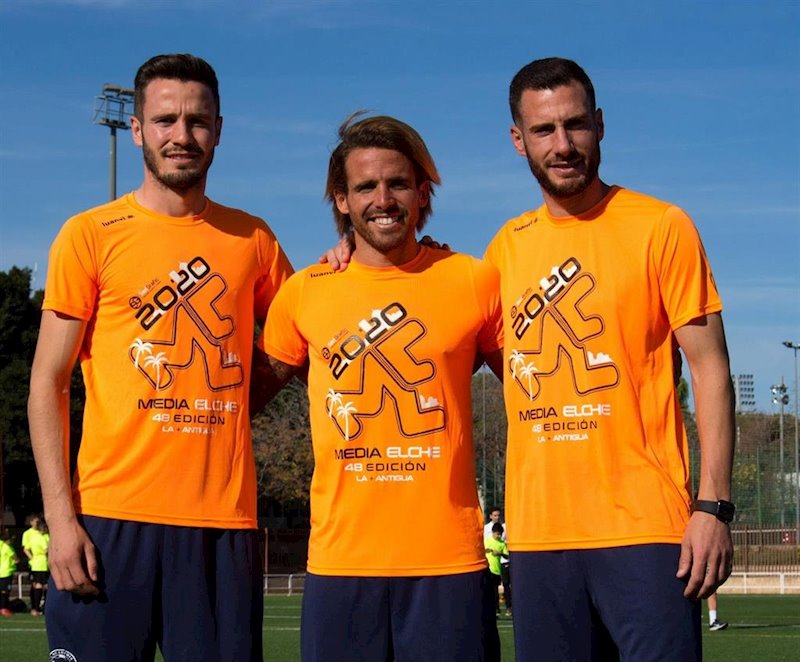 ep los hermanos niguez presentan la camiseta de la media maraton de elche