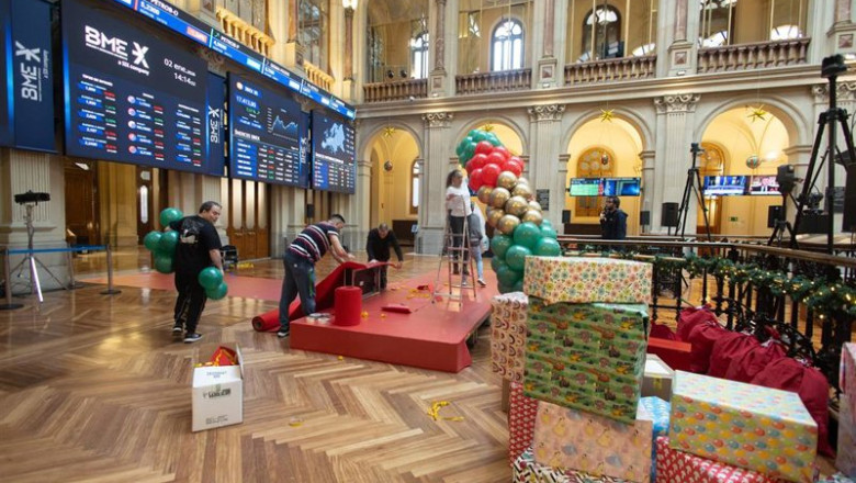 ep paneles informativos en el palacio de la bolsa de madrid a 2 de enero de 2026 en madrid espana