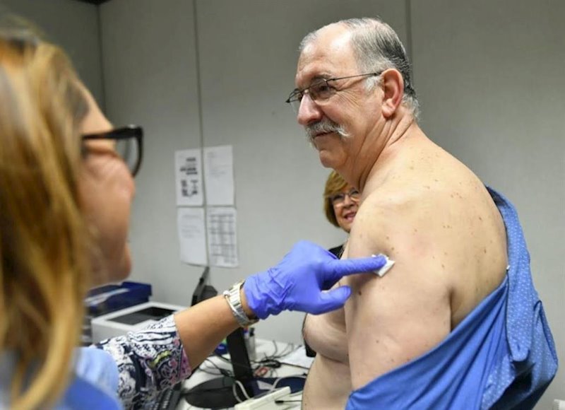 ep pedro subijana se vacuna contra la gripe