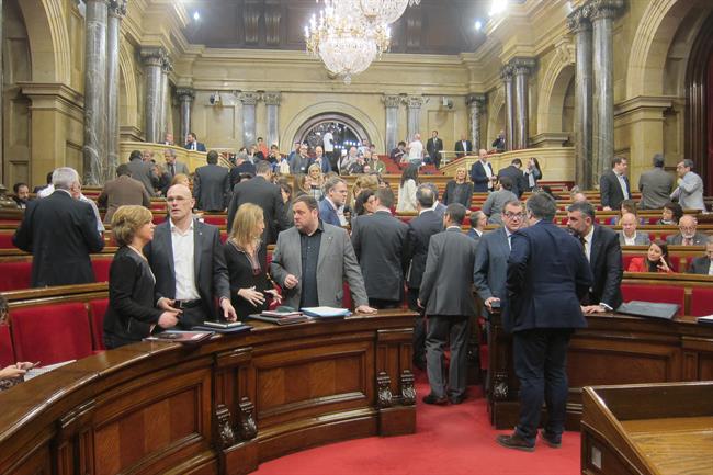 Pleno del Parlament, con diputados de JxSí en primer plano | EUROPA PRESS ep plenoparlament con diputadosjxsi en primer plano