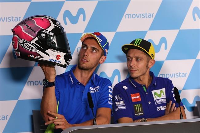 Rins muestra su casco rosa a Valentino Rossi | PRENSA ALEX RINS ep rins muestracasco rosavalentino rossi