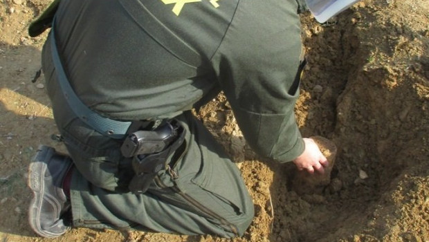 ep tecnico tedax de la guardia civil desactiva un explosivo en la provincia de jaen