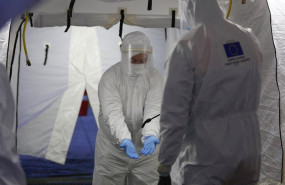 ep trabajadores de proteccion civil se desinfectan contra el coronavirus en una carpa instalada en