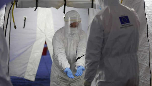 ep trabajadores de proteccion civil se desinfectan contra el coronavirus en una carpa instalada en