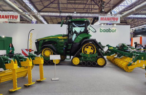 ep tractor con ruedas triangulares expuesto en fima