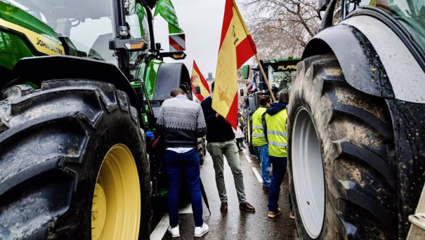 ep tractores y agricultores se concentran en las inmediaciones del ministerio de agricultura durante