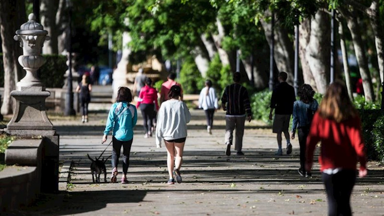 Transeúntes caminando y haciendo deporte por la calle del Prado de Madrid. | Joaquin Corchero / Europa Press - Archivo ep transeuntes caminando y haciendo deporte por la calle del prado de madrid