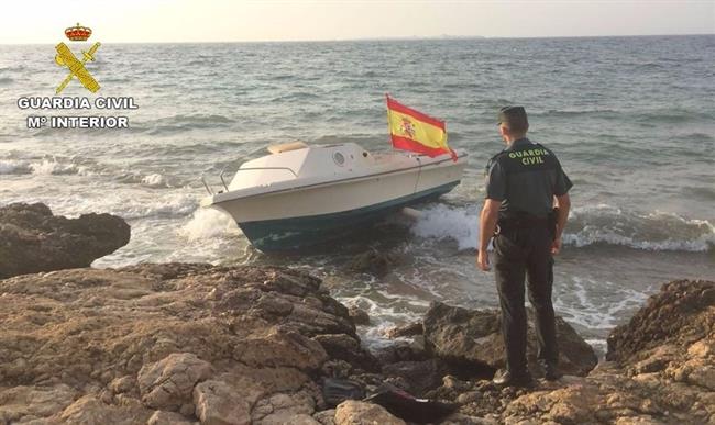 Un agente ante la patera localizada | GUARDIA CIVIL ep un agentela patera localizada