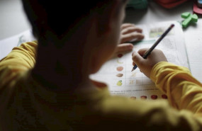 ep un nino estudia y hace los deberes en casa durante el confinamiento por el coronavirus