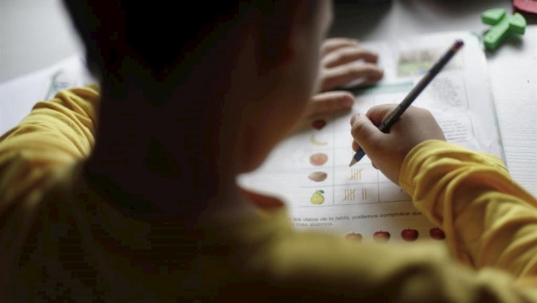 Un niño estudia y hace los deberes en casa durante el confinamiento por el coronavirus. | Eduardo Parra - Europa Press ep un nino estudia y hace los deberes en casa durante el confinamiento por el coronavirus