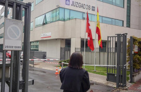 ep una abogada vestida con toga y mascarilla entra a los juzgados de lo penal juzgados de violencia
