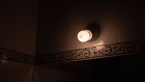ep una lampara se mantiene encendida en el interior de una casa 20210825113003