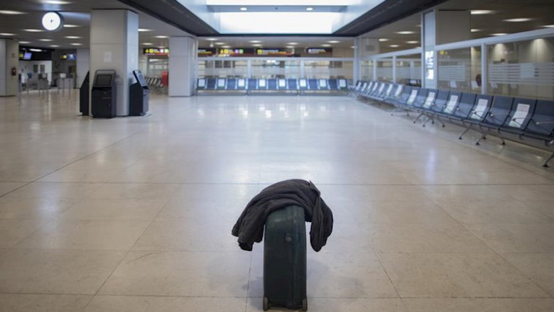 ep una maleta en el suelo en la terminal t1 del aeropuerto adolfo suarez madrid-barajas el dia de su