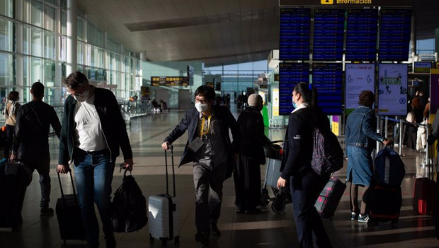 ep varios pasajeros con maletas en el aeropuerto de el prat a 19 de noviembre de 2021 en barcelona
