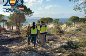 ep agentes de la policia nacional junto a uno de los trabajadores de la empresa fraudulenta