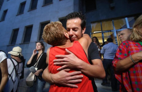 ep angel cruz padre del gabriel se abraza emocionado a la salida de la audiencia provincial de