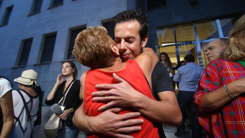 Angel Cruz, padre del Gabriel se abraza emocionado a la salida de la Audiencia Provincial de Almería, | Rafael González - Europa Press ep angel cruz padre del gabriel se abraza emocionado a la salida de la audiencia provincial de