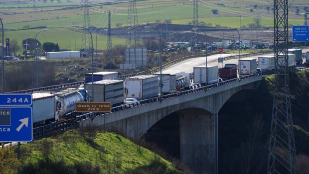 ep archivo camiones en una carretera de salamanca ep archivo camiones en una carretera de salamanca