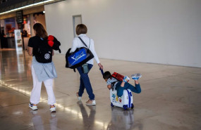 ep archivo   dos mujeres y un nino en la terminal 4 t4 del aeropuerto adolfo suarez madrid barajas