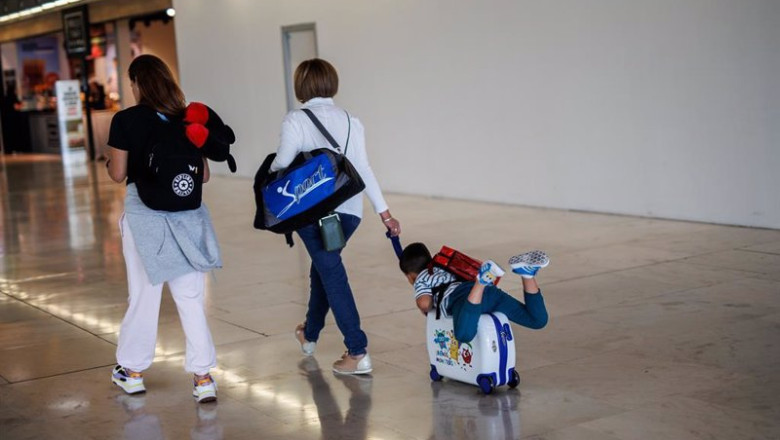 ep archivo   dos mujeres y un nino en la terminal 4 t4 del aeropuerto adolfo suarez madrid barajas