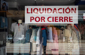 ep archivo   el escaparate de un comercio anuncia liquidacion por cierre en una calle de palma de