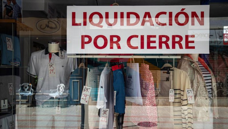 ep archivo   el escaparate de un comercio anuncia liquidacion por cierre en una calle de palma de