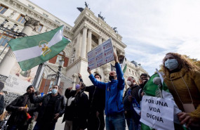 ep archivo   un grupo de personas con la bandera de andalucia participa en una concentracion de