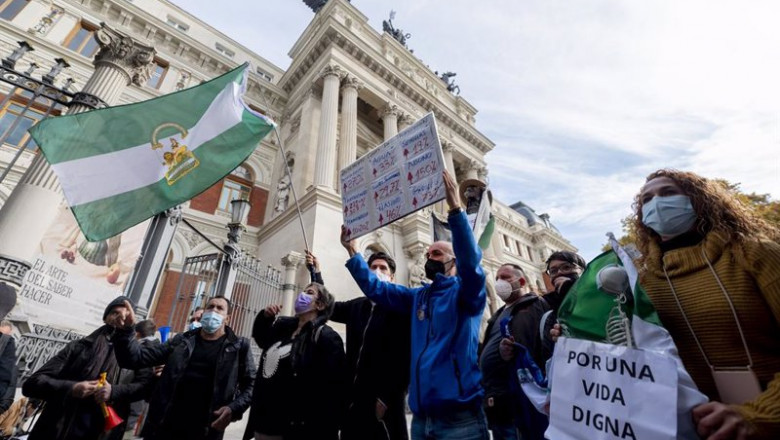 Un grupo de personas con la bandera de Andalucía participa en una concentración de agricultores y exportadores de naranjas, frente al Ministerio de Agricultura, | Alberto Ortega - Europa Press - Archivo ep archivo un grupo de personas con la bandera de andalucia participa en una concentracion de