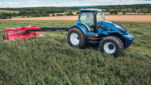 ep archivo   un hombre en un tractor