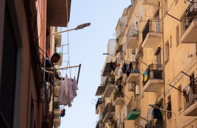 ep archivo   un hombre tendiendo en su casa en barcelona cataluna espana