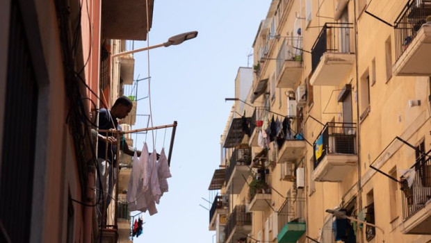 ep archivo   un hombre tendiendo en su casa en barcelona cataluna espana