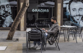 ep archivo   un joven trabaja con su ordenador portatil en una terraza el primer dia de la apertura
