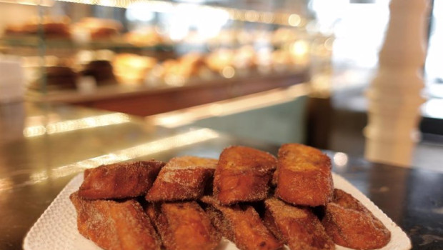 ep archivo   un plato de torrijas tipicas de la pasteleria la duquesita