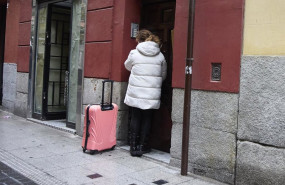 ep archivo   una mujer con una maleta a 29 de octubre de 2024 en madrid espana almeida ha informado