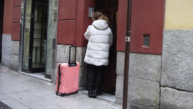 ep archivo   una mujer con una maleta a 29 de octubre de 2024 en madrid espana almeida ha informado