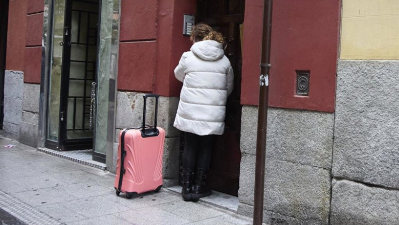 Archivo - Una mujer con una maleta, a 29 de octubre de 2024, en Madrid (España). Almeida, ha informado este martes, 29 de octubre, que presentará en dos semanas el Plan Especial de Protección del Ámbito Residencial en la Ciudad de Madrid con el objetivo d | Jesús Hellín - Europa Press - Archivo ep archivo una mujer con una maleta a 29 de octubre de 2024 en madrid espana almeida ha informado
