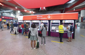 ep archivo varias personas adquieren sus billetes en las taquillas de venta automatica de la ep archivo varias personas adquieren sus billetes en las taquillas de venta automatica de la