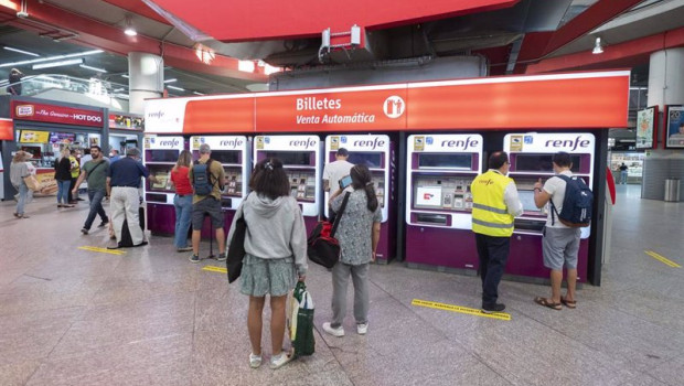 ep archivo   varias personas adquieren sus billetes en las taquillas de venta automatica de la