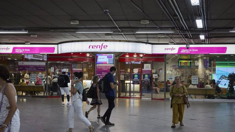 ep archivo varias personas caminan por la estacion madrid atocha cercanias a 8 de agosto de 2022 ep archivo varias personas caminan por la estacion madrid atocha cercanias a 8 de agosto de 2022