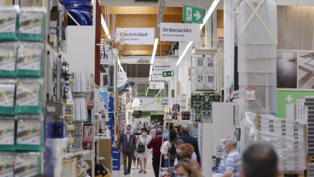 ep archivo   varias personas compran en el interior de una tienda