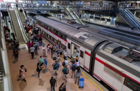 ep archivo   varios viajeros suben al tren en los andenes de cercanias de la estacion de tren de