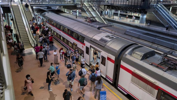 ep archivo   varios viajeros suben al tren en los andenes de cercanias de la estacion de tren de