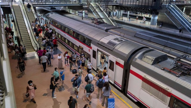 Archivo - Varios viajeros suben al tren en los andenes de cercanías de la estación de tren de Atocha | Alberto Ortega - Europa Press - Archivo ep archivo varios viajeros suben al tren en los andenes de cercanias de la estacion de tren de