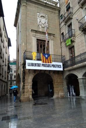 El Ayuntamiento de Vic con un lazo amarillo y una pancarta a favor de los presos | CIUDADANOS ep ayuntamientovicun lazo amarillouna pancartafavorlos presos